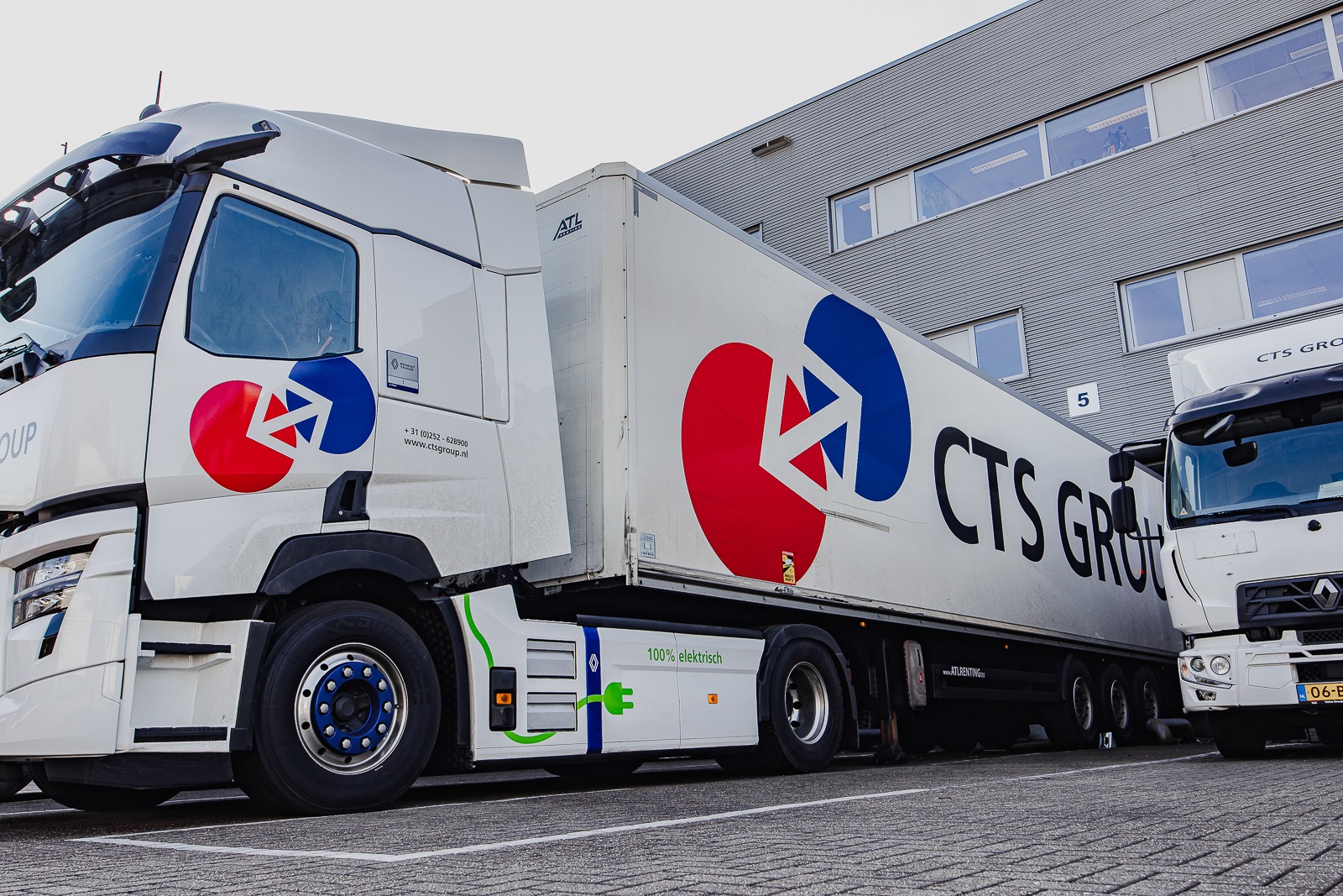 CTS Group vrachtwagens en bedrijfslocatie in Nieuw-Vennep